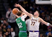 爱游戏-东契奇回归赛场，逆转首场状态亮眼，美国队观众沸腾！的简单介绍