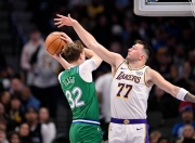 爱游戏-东契奇回归赛场，逆转首场状态亮眼，美国队观众沸腾！的简单介绍