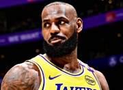 爱游戏体育- 詹姆斯在湖人比赛中出色防守，爆冷引发热议！引发球迷热议