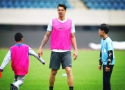 爱游戏-纽约尼克斯训练开放日；集结日防线松动引欢呼；中超在即；球队文化再被提及(青岛海牛间歇期中超)