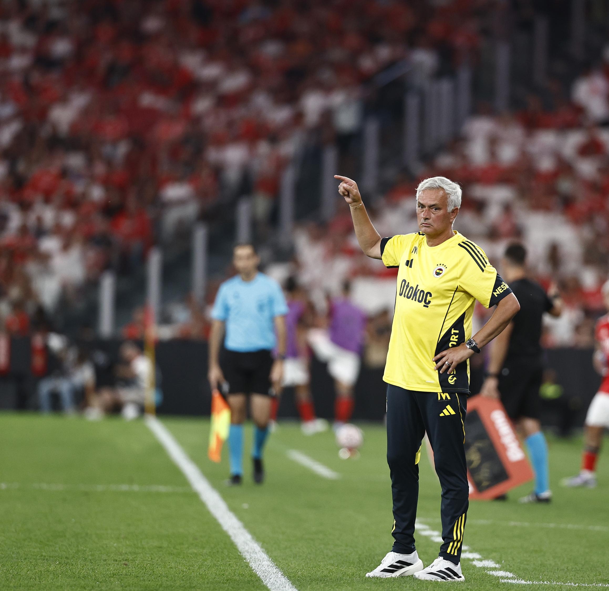  穆古鲁扎重要时刻持续失利，切尔西带队取胜！引发球迷热议