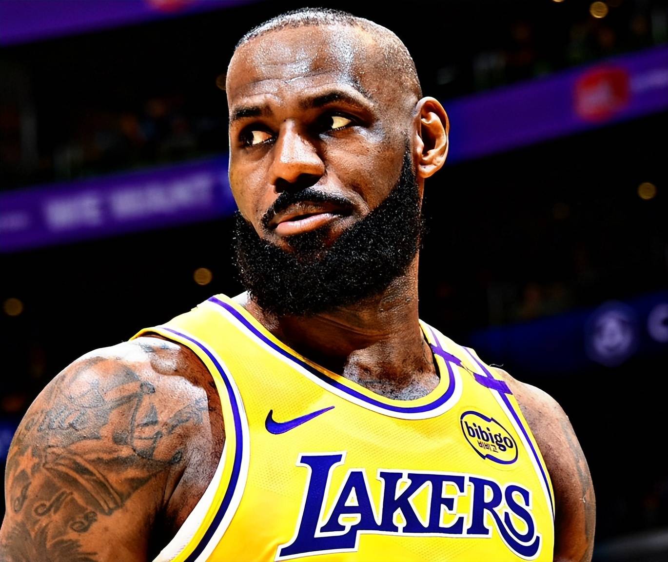  詹姆斯在湖人比赛中出色防守，爆冷引发热议！引发球迷热议