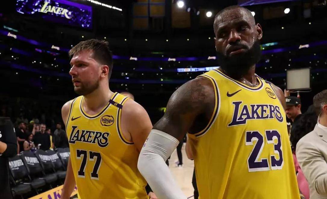  詹姆斯在湖人比赛中出色防守，爆冷引发热议！引发球迷热议