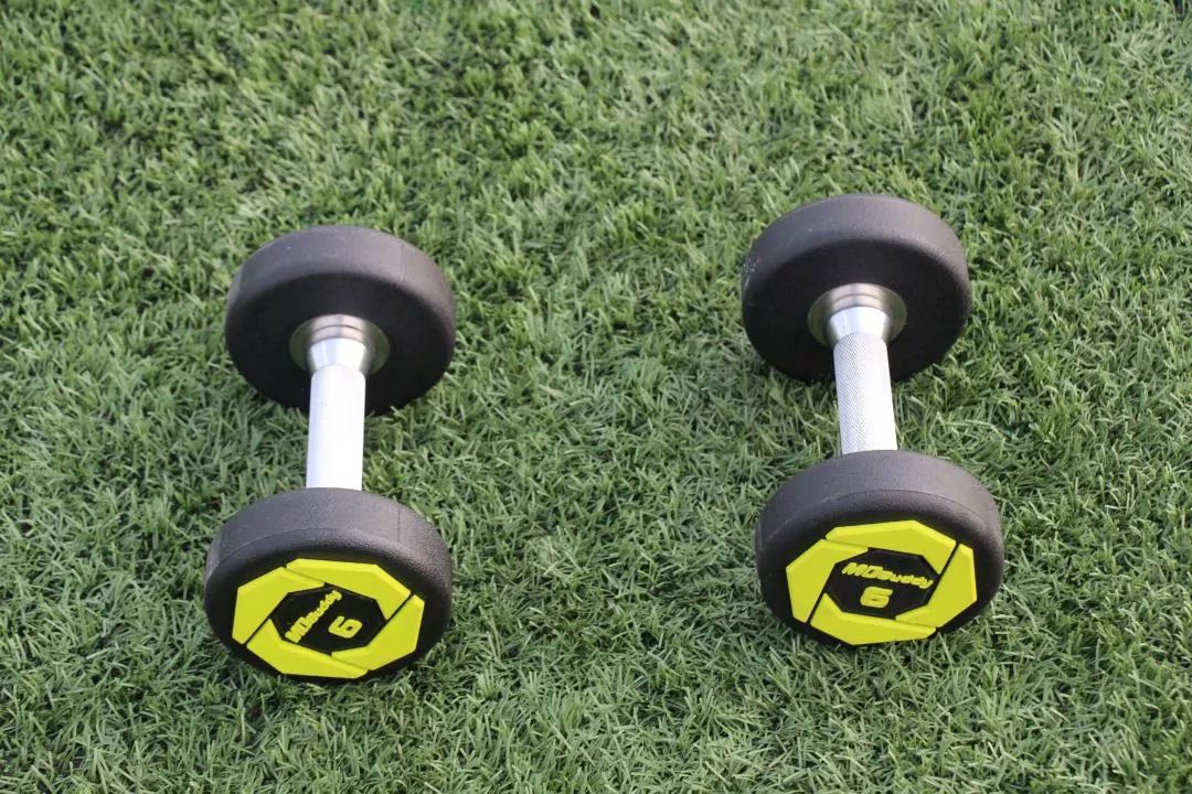 包含今晚体能课后，圣安东尼奥马刺门线救险备战社区盾，更衣室稳定，轮换策略成焦点的词条