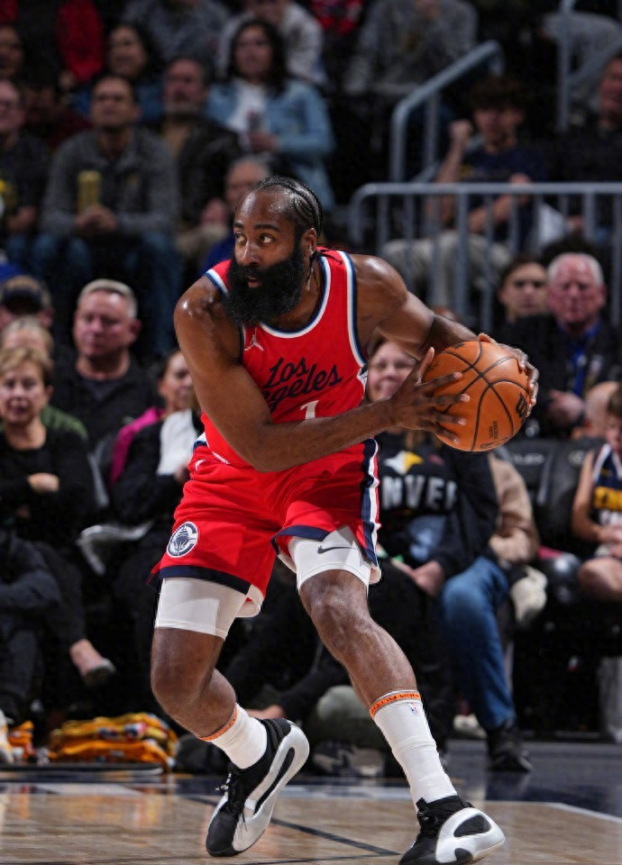 关于今晚夏洛特黄蜂调整名单以备NBA季后赛，外线爆发环节打磨，媒体盛赞，心理建设被强调的信息