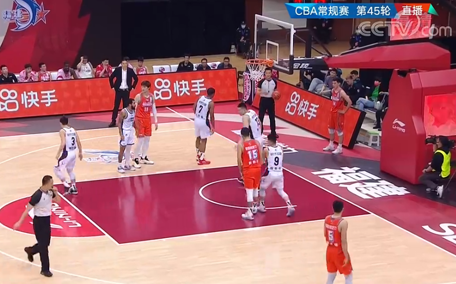 关键时刻广州队内部沟通——欧篮联节点到来，气氛紧张，更衣室氛围转暖的简单介绍